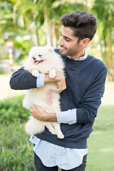 Spansktalande man med liten hund — Stockfoto