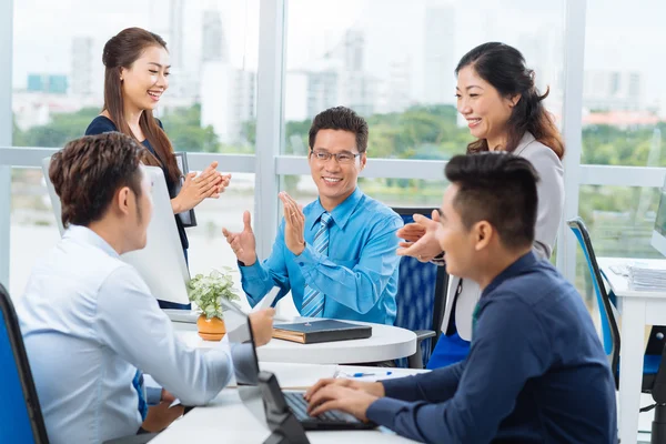 Equipe de negócios alegre — Fotografia de Stock