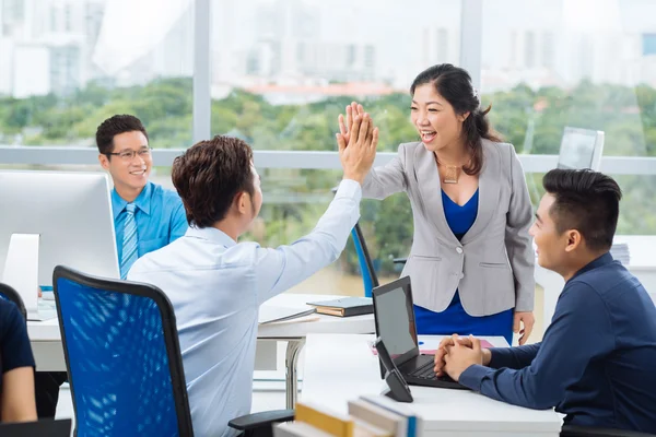 Asiático manager dando alto cinco — Foto de Stock