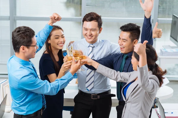 Framgångsrik verksamhet team spottar glasögon — Stockfoto