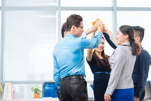 Equipo de negocios levantando gafas —  Fotos de Stock