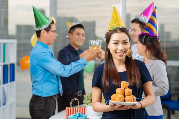 Manager med cupcakes — Stockfoto