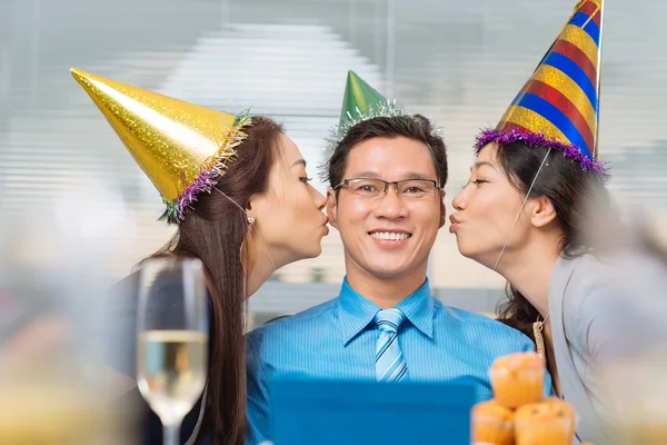 Birthday man kissed by colleagues — Stock Photo, Image