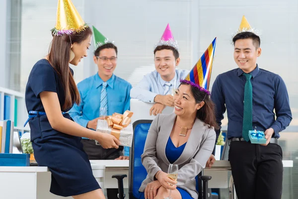 Ger födelsedagspresent — Stockfoto