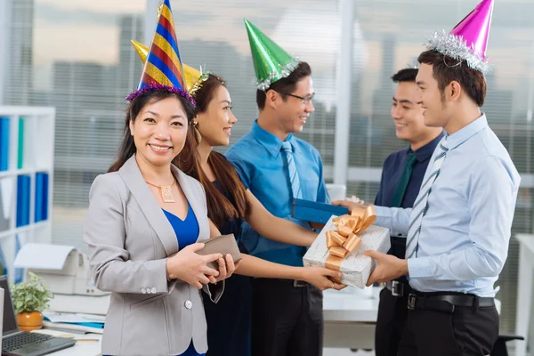 Vietnamese coworker exchanging presents — Stock Photo, Image