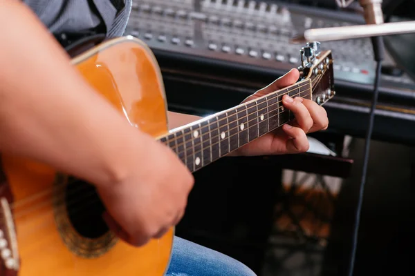 Tocando guitarra — Foto de Stock