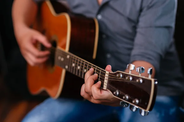 Tocando guitarra acústica —  Fotos de Stock