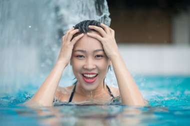 Havuzda ferahlatıcı kadın