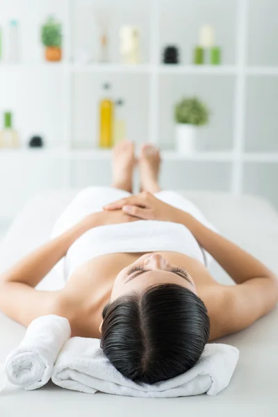 Femme relaxante dans le salon de spa — Photo