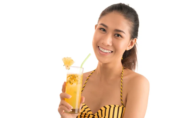 Mulher de biquíni beber cocktail — Fotografia de Stock