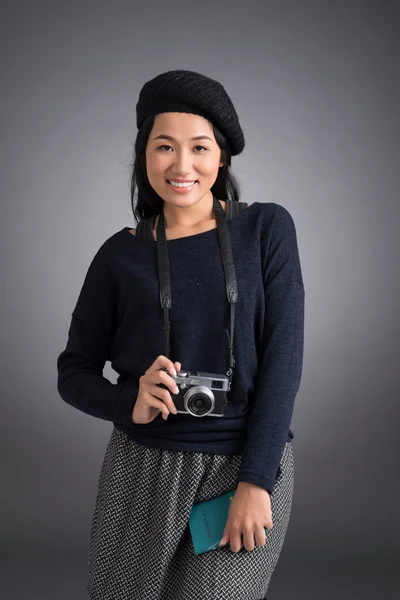 Donna con passaporto e macchina fotografica — Foto Stock