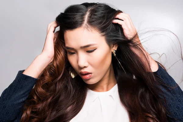 Mujer con cabello precioso — Foto de Stock