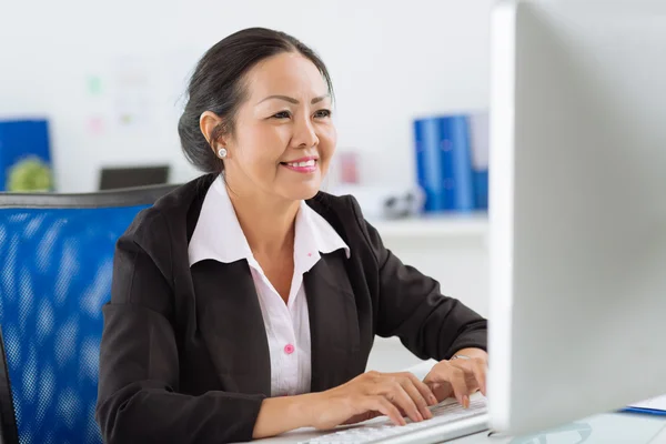 Manager, der am Computer arbeitet — Stockfoto