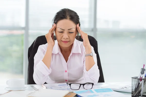 Mujer de negocios con dolor de cabeza —  Fotos de Stock