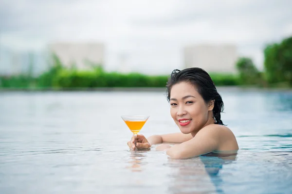 Vrouw in het zwembad — Stockfoto