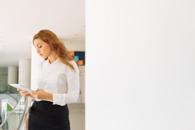 Bir tablet üzerinde okuma işkadını