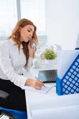 Telefonla konuşurken ofis çalışanı