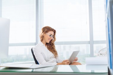 İş kadını ofiste dinleniyor