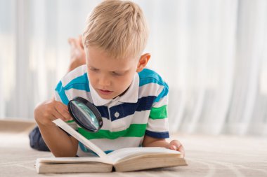 Çocuk kitap okuyor.