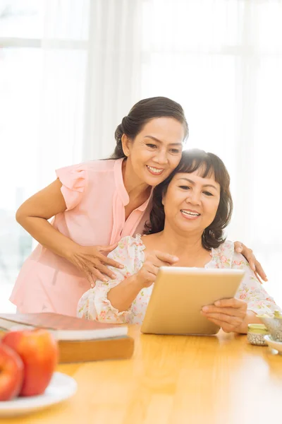 Seniorinnen nutzen digitales Tablet — Stockfoto