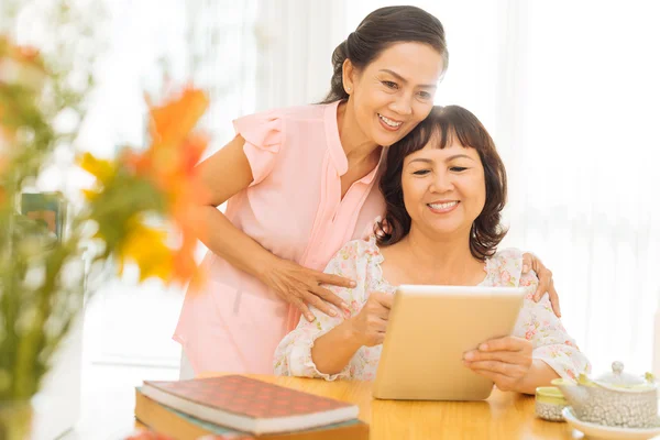 Äldre kvinnor som använder digital tablet — Stockfoto