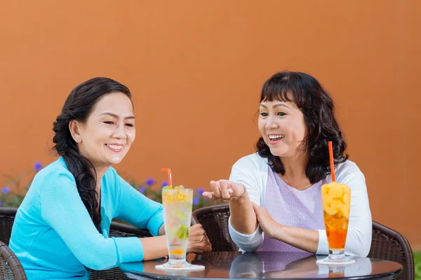 Chiacchierando donne — Foto Stock