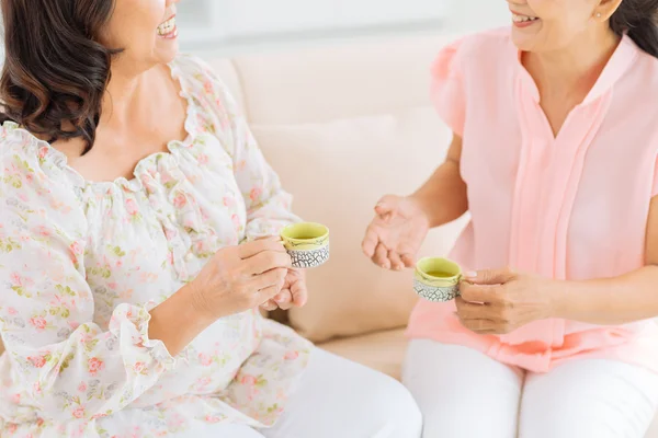 Women drinking tea and having conversation — Stock Fotó