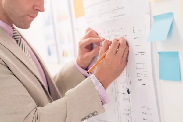 Ingeniero mejorando el plano de la casa — Foto de Stock