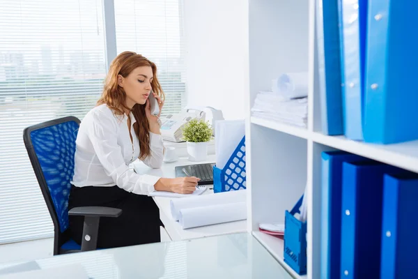 Secretaris krijgen van een telefoontje — Stockfoto