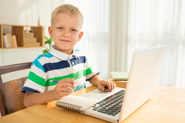 Schoolboy working on laptop — Stock Photo, Image