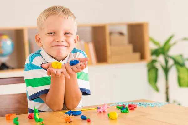 Niño mostrando artículo de arcilla que hizo — Foto de Stock