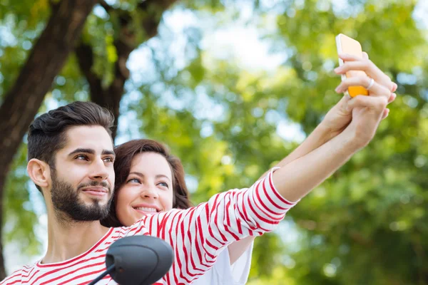 Couple hispanique prenant selfie — Photo