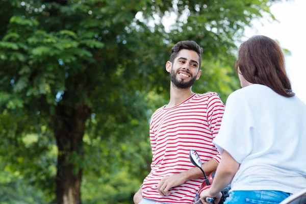 Pareja coqueteando al aire libre — Foto de Stock