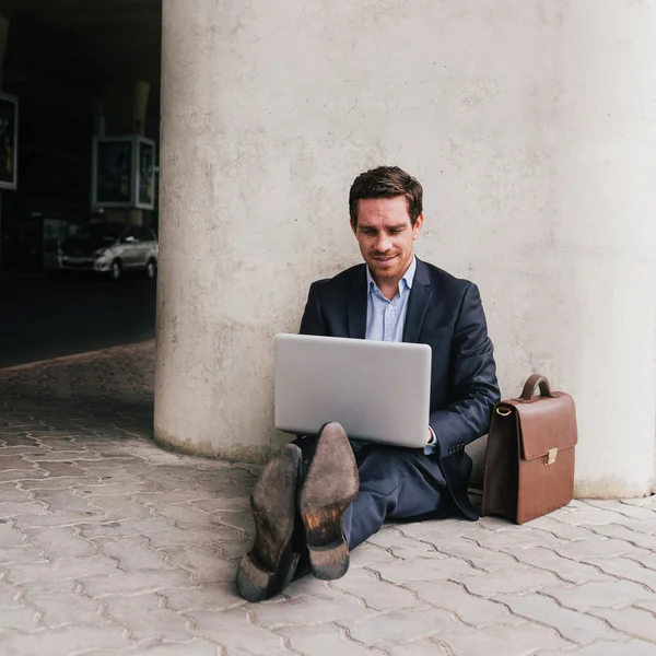 Välklädda manager arbetar på bärbar dator — Stockfoto