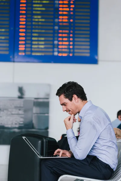 Empresário na sala de espera do aeroporto — Fotografia de Stock