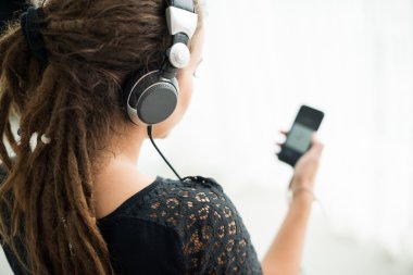 Smartphone cep telefonu ile müzik dinlemek