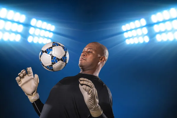 Goleiro batendo a bola — Fotografia de Stock