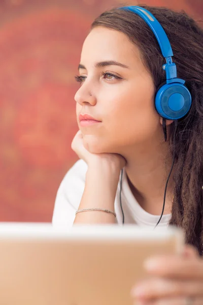 Vacker flicka lyssnar på musiken — Stockfoto