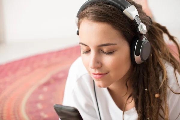 Girl listening to the favorite song — Stock Photo, Image