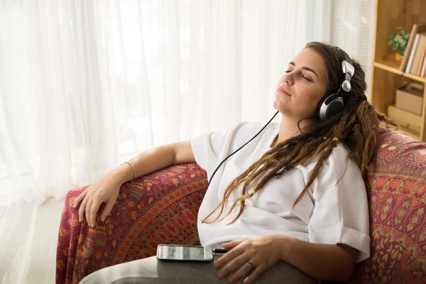 Lány élvezi zenét a fejhallgatót — Stock Fotó