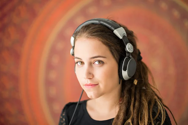 Meisje met dreadlocks — Stockfoto