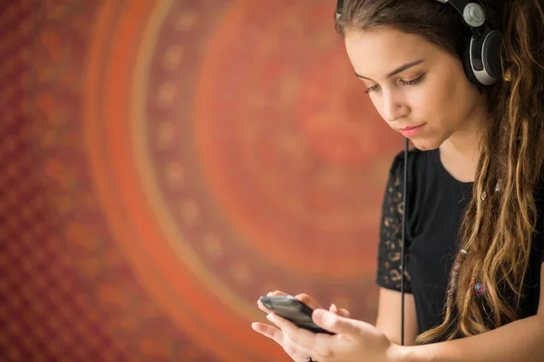 Menina adolescente usando Smartphone — Fotografia de Stock