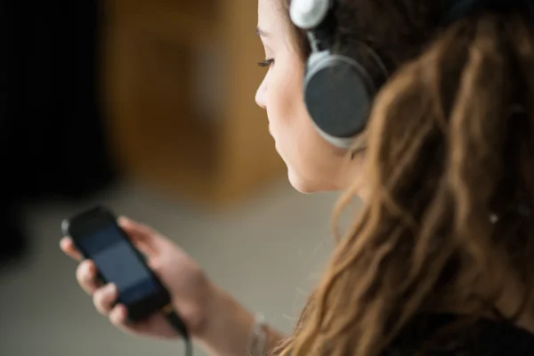 Girl listening to the mp3 player — Stock Photo, Image