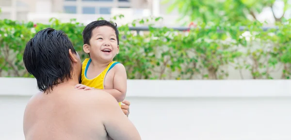 Famille à la piscine — Photo