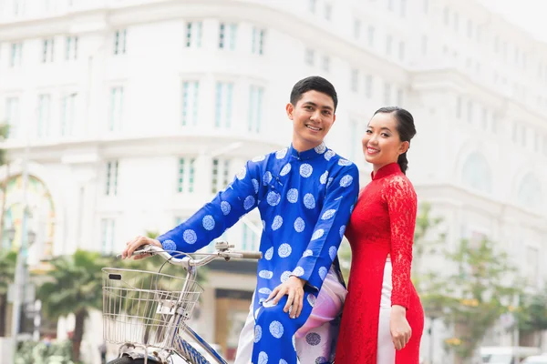 Couple with bicycle — Stock Photo, Image