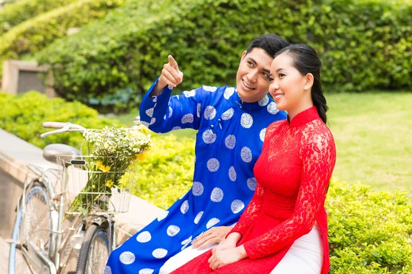 Couple with bicycle — Stock Photo, Image