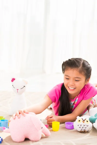 Menina com brinquedos — Fotografia de Stock