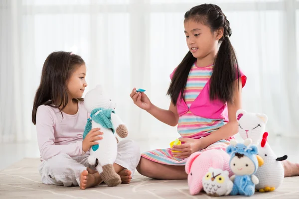 Meisjes met speelgoed — Stockfoto