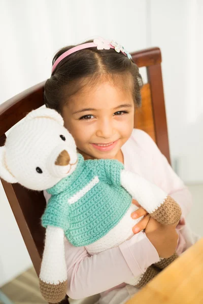 Ragazza con orso lavorato a maglia — Foto Stock