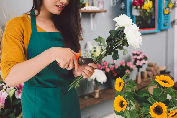 Recortar el racimo de rosa — Foto de Stock